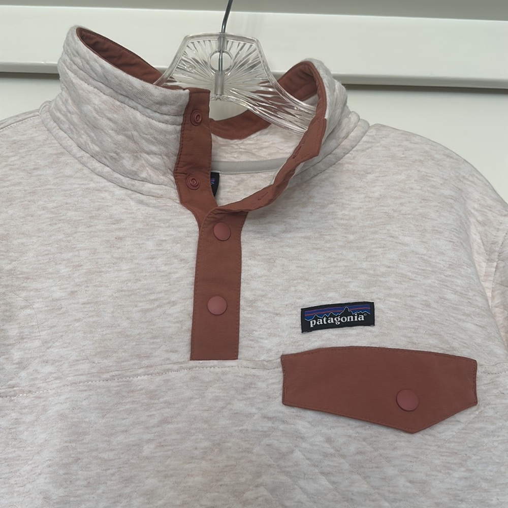 Patagonia Quilted Snap-Front Pullover in Light Heather with Rust Accents - Picture 2 of 8
